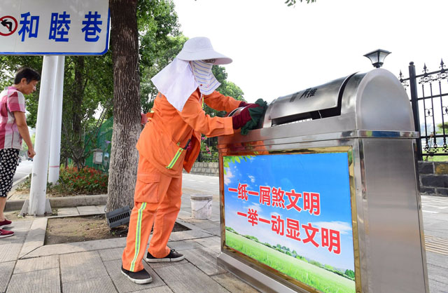 春節前對果皮箱進行清洗