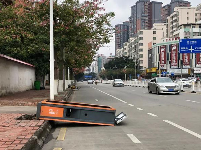 韶關男子街頭狂踹垃圾箱故意毀壞公共設施