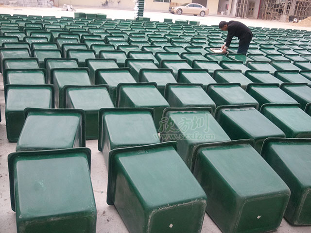 社區(qū)玻璃鋼垃圾桶