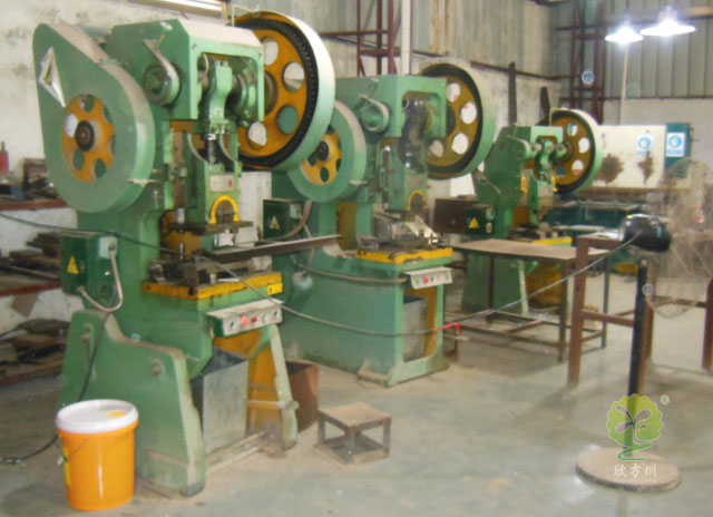 環(huán)衛(wèi)垃圾箱設(shè)備